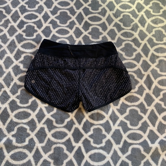 Lululemon hottyhot shorts - Picture 2 of 3